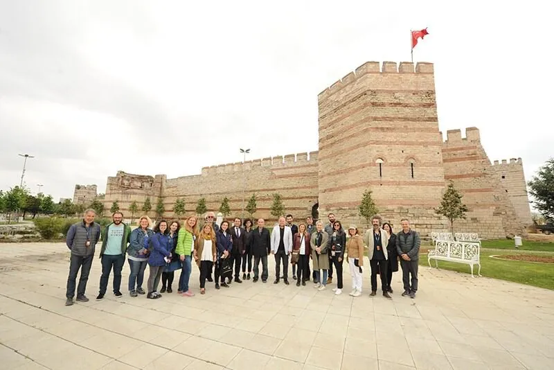 Sur Çelik Kapı için, ‘Dersaadet’in Sur Kapıları’ isimli kitap doğrultusunda hem mimarları hem de gazetecileri İstanbul surlarında yolculuğa çıkarttık — görsel 2